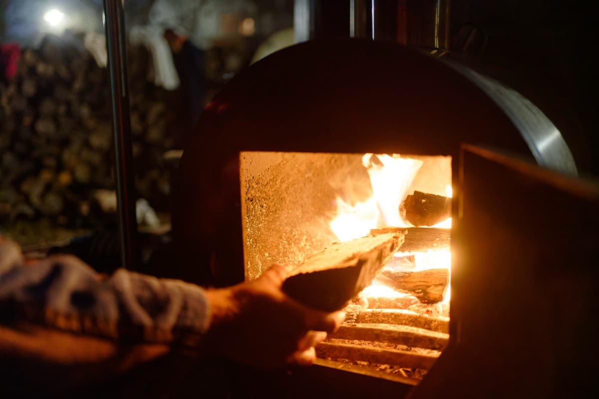 Nahaufnahme des Blubberpot mit brennendem Holzofen.